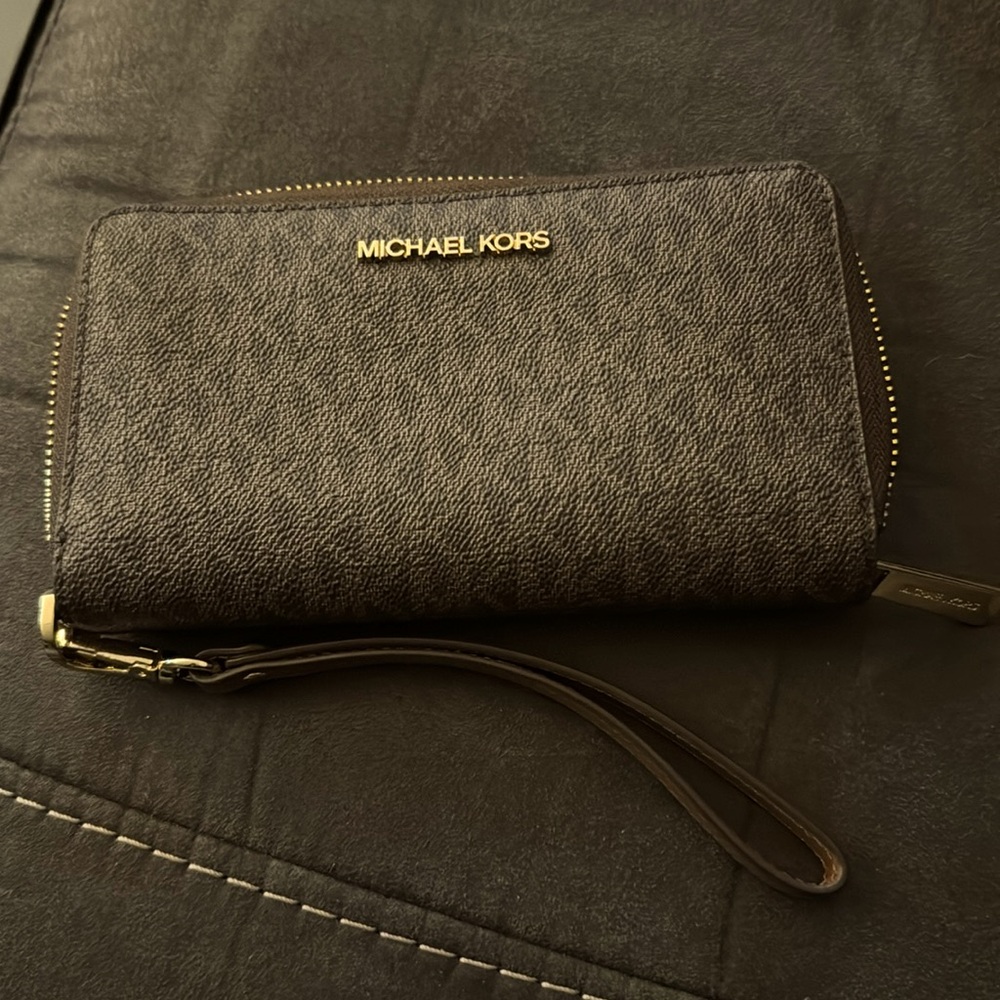 Michael Kors Continental wallet with removable wristband